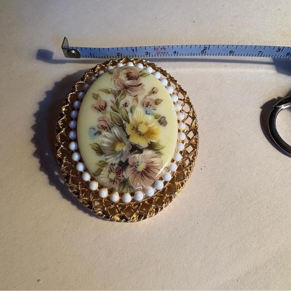 Floral cameo broach - Picture 7 of 7
